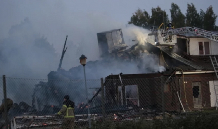 Vatra uništila džamiju u Švedskoj, nije isključeno podmetanje požara (VIDEO)