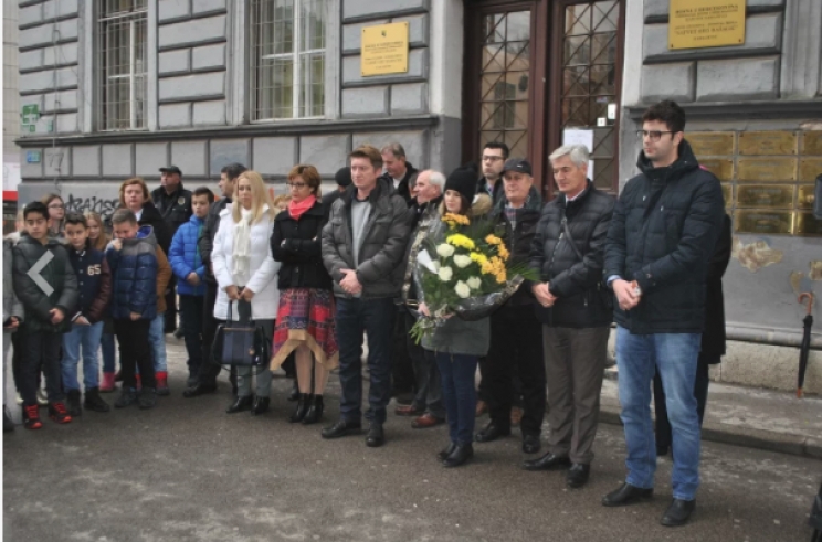 Položeno cvijeće na mjestu masakra ispred OŠ "Safvet-beg Bašagić"