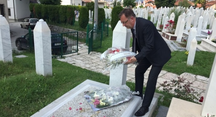 Ministar Fišo položio cvijeće na mezar Smaje Šikala na Šehidskom mezarju Kovači