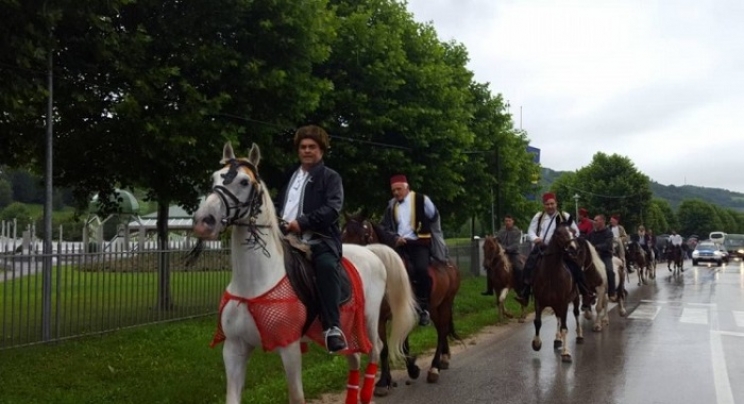 Grupa konjanika krenula iz Potočara na put do Ajvatovice