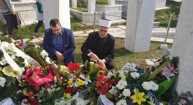 Reisu-l-ulema Kavazović proučio Jasin na mezaru rahmetli predsjednika Alije Izetbegovića