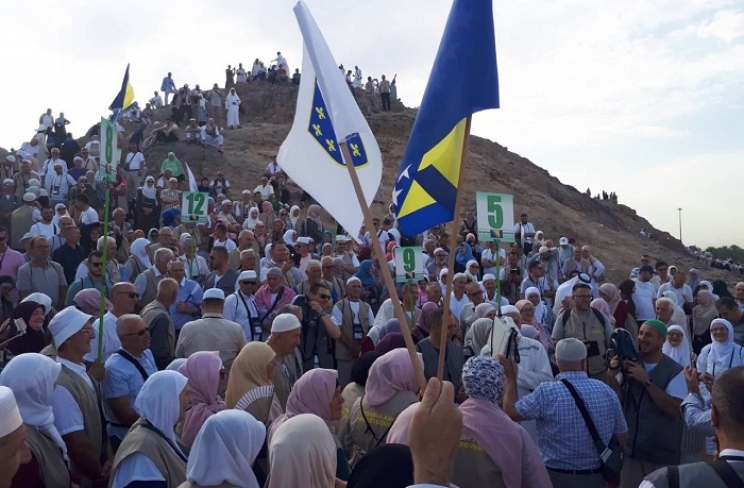 Trećeg dana boravka u gradu Allahovog Poslanika hadžije obišli znamenitosti Medine: Bosanska zastava na Uhudu!