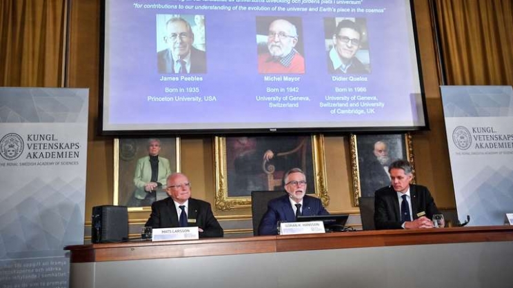 Tri dobitnika Nobela za fiziku za otkrića u kosmologiji