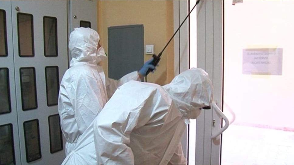Lopovi koriste pandemiju: Kucaju na vrata Sarajlija u bijelim odijelima i nude dezinfekciju