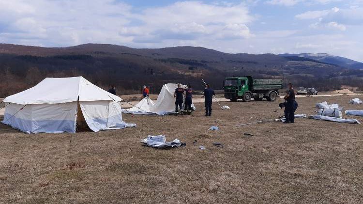 Počelo postavljanje šatora i pripremanje lokaliteta Lipa za smještaj migranata