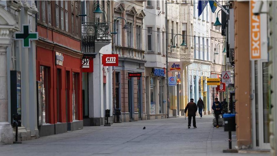 Sarajevske ulice i danas uglavnom prazne, građani poštuju preporuke (VIDEO)