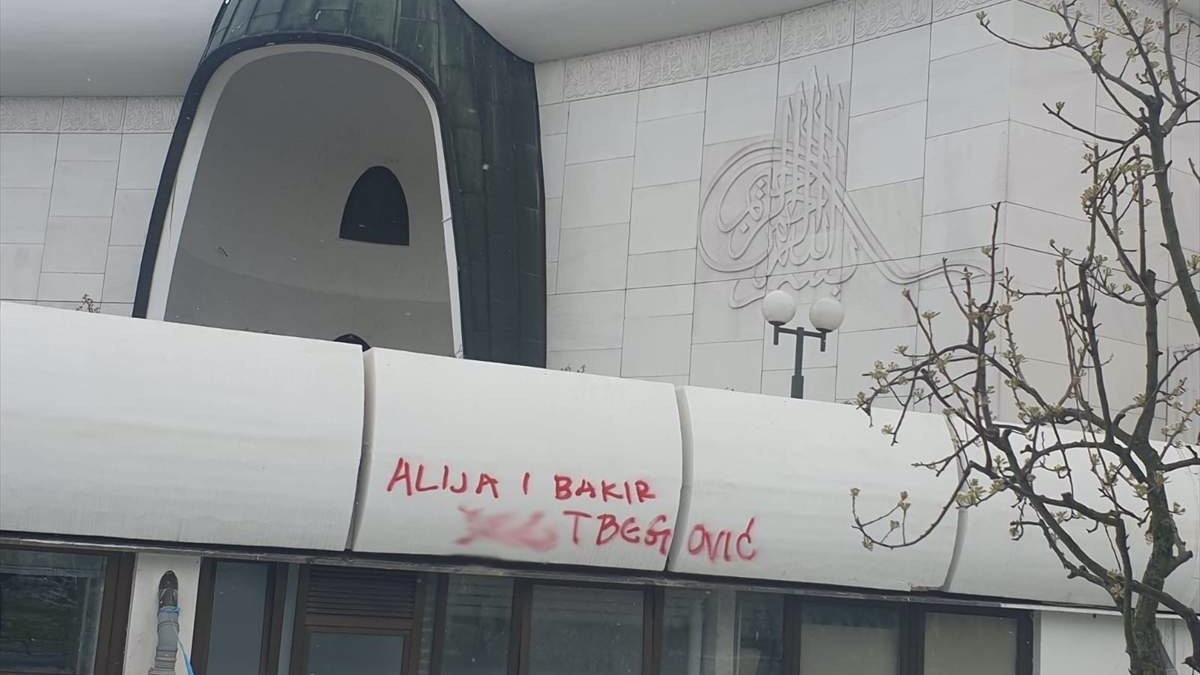 Na džamiji u Zagrebu osvanuli uvredljivi grafiti