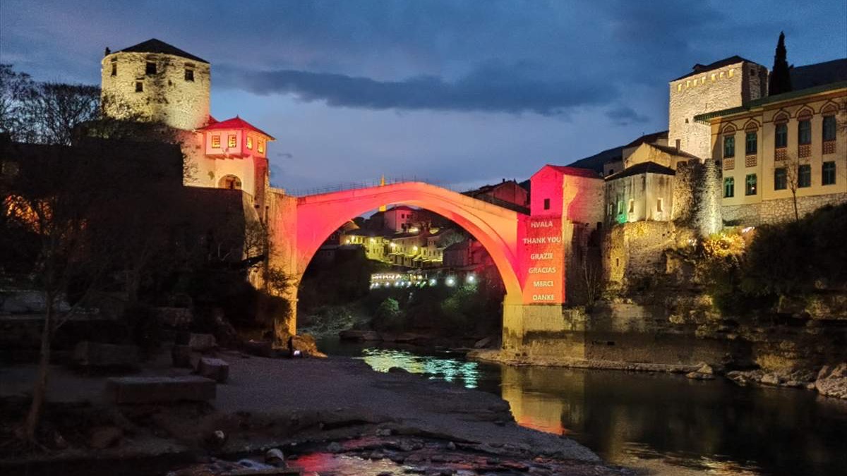 Mostar: Emotivnom porukom na Starom mostu upućena zahvalnost zdravstvenim radnicima