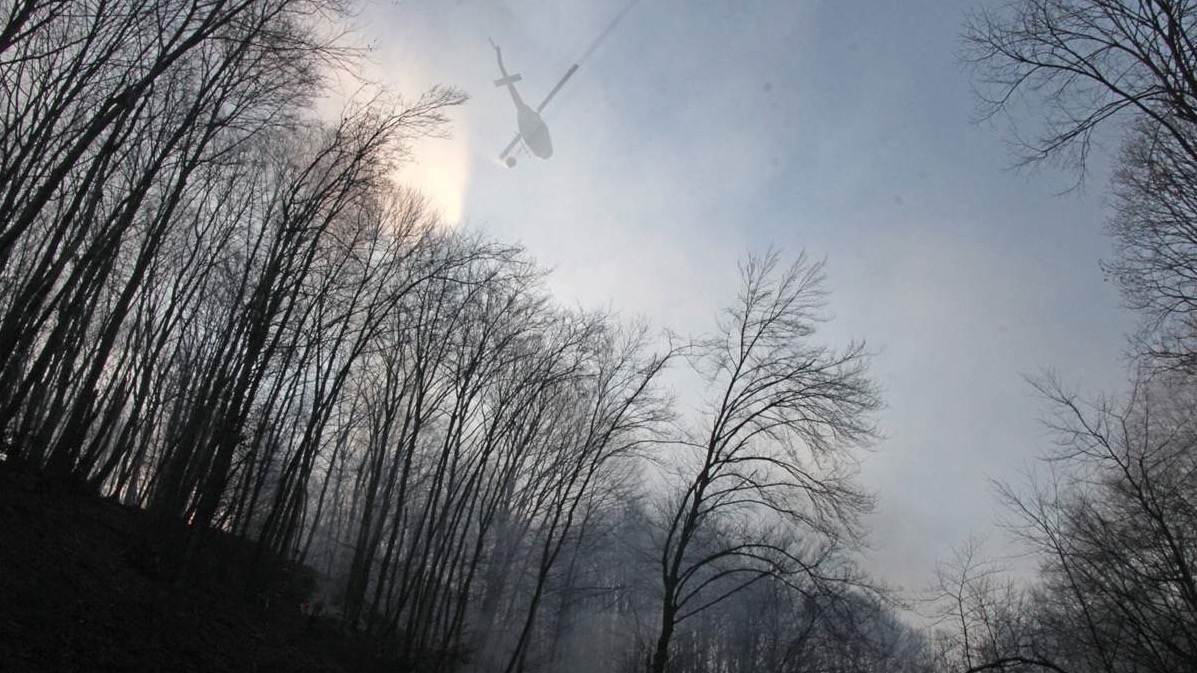 Helikopter Oružanih snaga BiH gasi požare oko Tuzle 