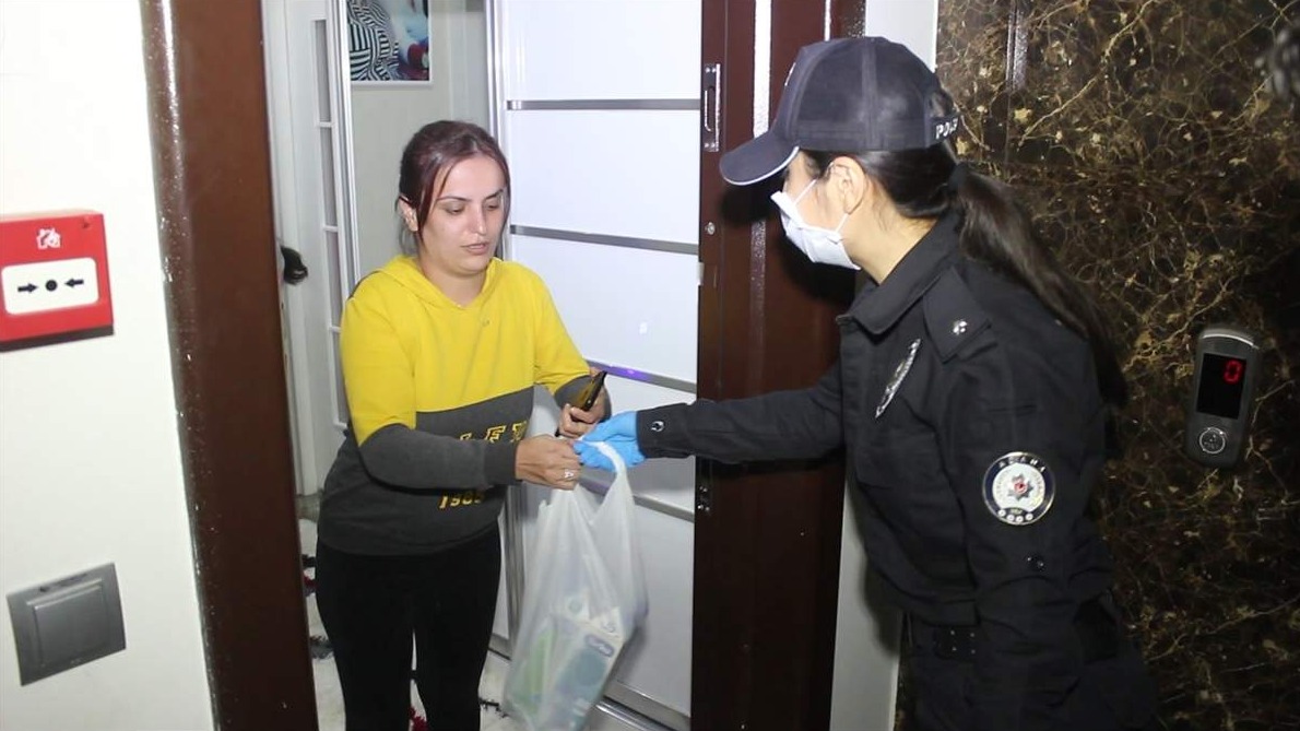 Pripadnici policije dostavljaju hljeb i namirnice građanima u Turskoj