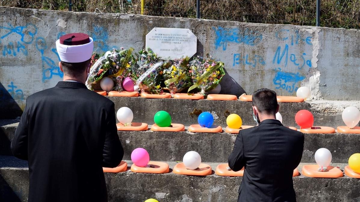 U Srebrenici 27. godišnjica zločina na školskom igralištu: Baloni u znak sjećanja na žrtve