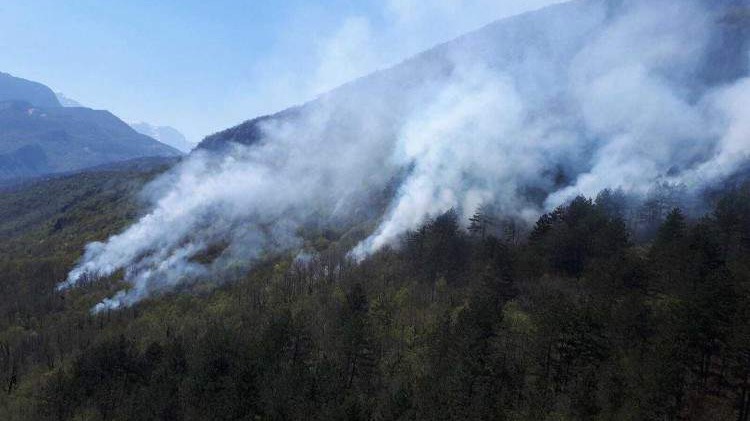 Helikopter Oružanih snaga BiH i danas u akciji gašenja požara kod Konjica