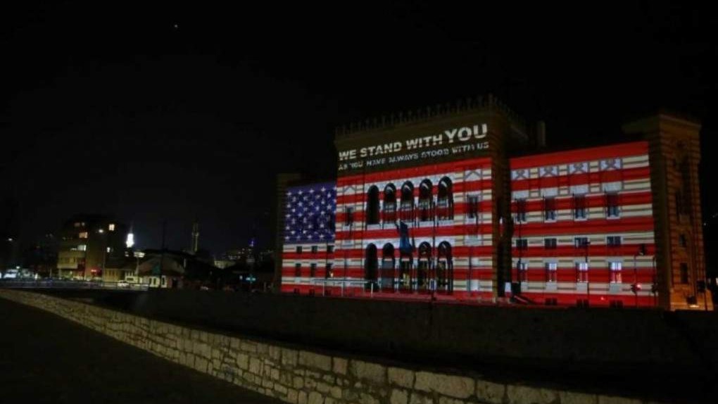 Sinoć Vijećnica osvijetljena u bojama zastave SAD-a