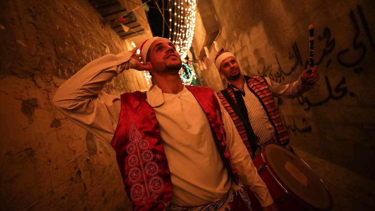 Ramazanske davuldžije u Gazi nastavljaju tradiciju: Udaranjem u bubanj bude vjernike na sehur