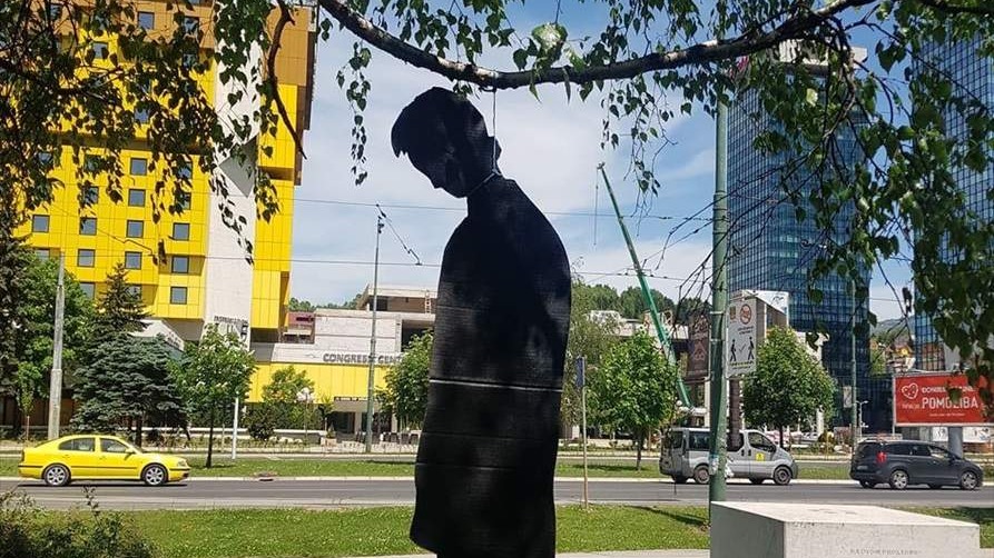 Protest protiv mise za Bleiburg: U Sarajevu postavljene siluete obješenih građana