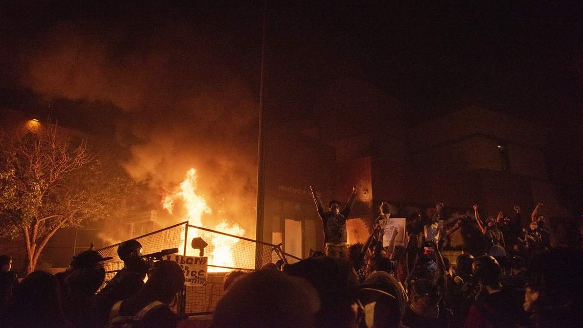 SAD: Demonstranti zapalili policijsku stanicu u Minneapolisu 