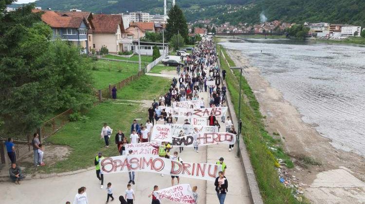 U Goraždu održana mirna protestna šetnja 'Spasimo Drinu'