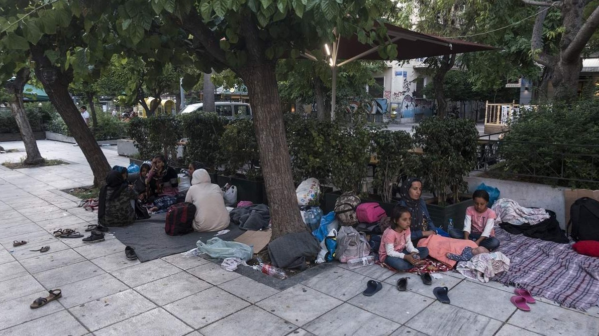 Izbjeglice u Grčkoj noći provode pod otvorenim nebom na trgovima