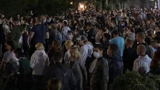Građani sinoć ispred Skupštine Srbije protestvovali zbog uvođenja policijskog sata