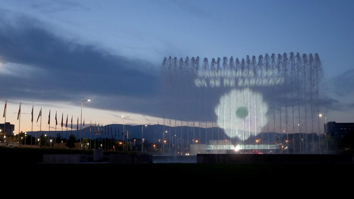 Zagreb: Na fontanama svjetlosna projekcija cvijeta ”Sjećanja”