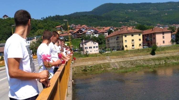 Iz Goražda Drinom zaplovile ruže za žrtve Srebrenice
