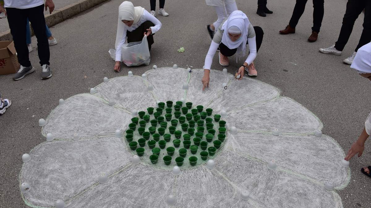 Goraždani performansom "Nema te na kahvi" uz žrtve genocida u Srebrenici