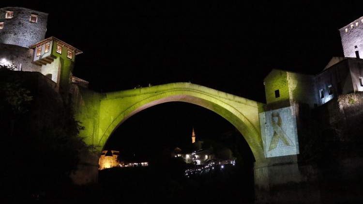 Stari most u zlatnoj boji kao znak podrške djeci oboljeloj od raka