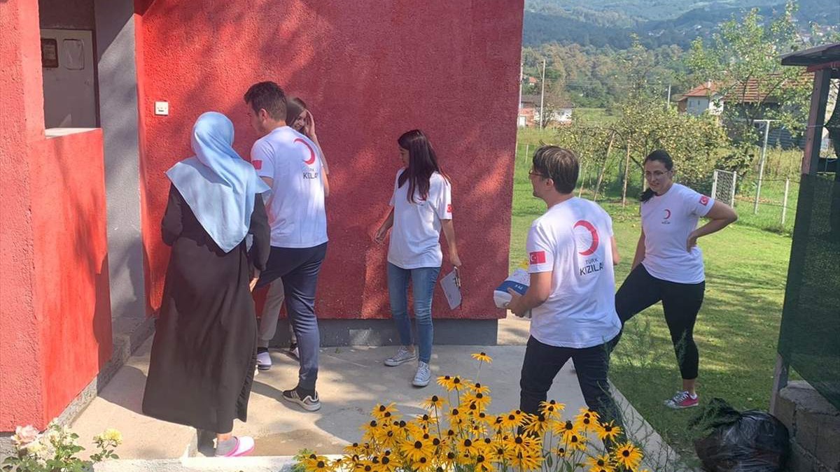 Crveni polumjesec Turske počeo sa podjelom pomoći jetimima i porodicama u potrebi
