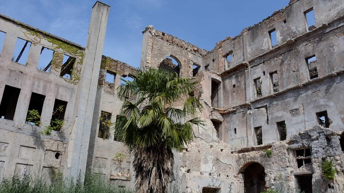Četvrt stoljeća mostarske ruševine čekaju na obnovu: U užoj jezgri na 20 objekata upozorenja od obrušavanja
