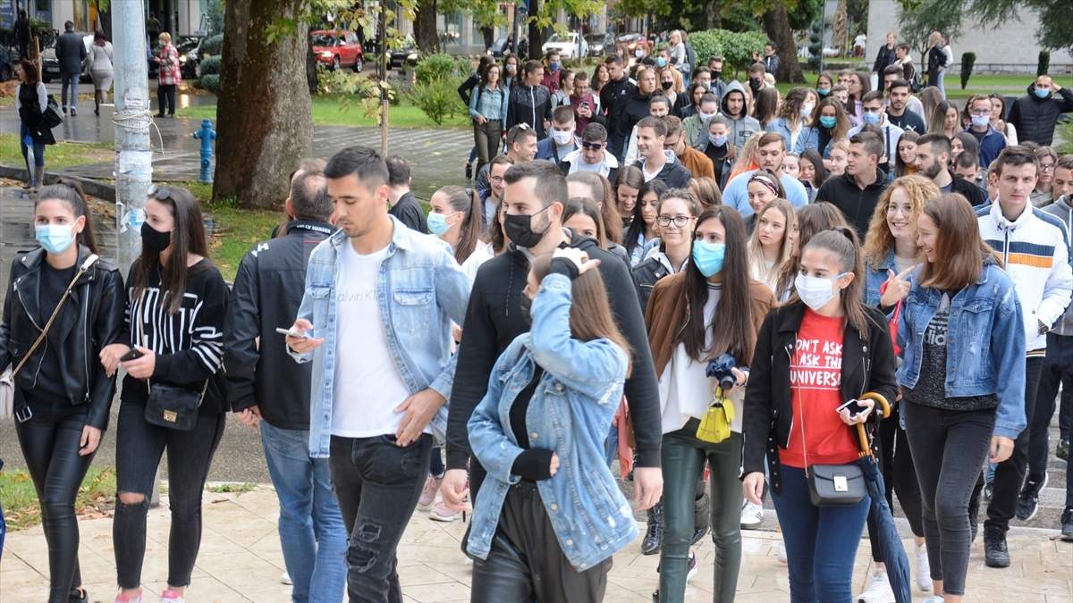 Mostar: Nekoliko stotina studenata na protestu pred Rektoratom