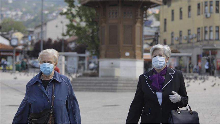 U Kantonu Sarajevo od danas maske obavezne i na otvorenom, zabranjeno okupljanje više od 30 osoba u zatvorenom prostoru 