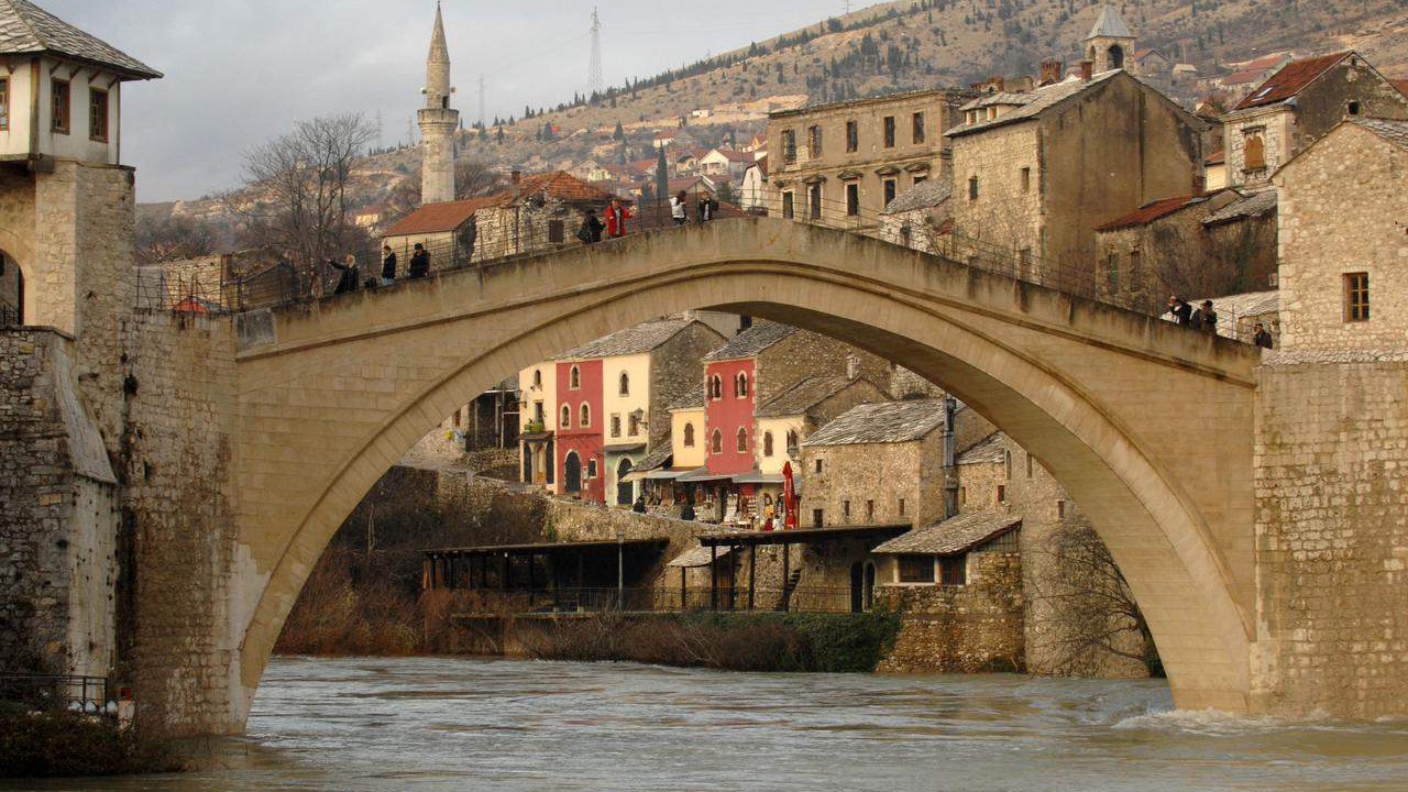 Na današnji dan srušen Stari most u Mostaru 