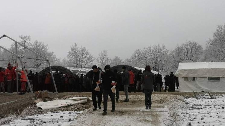 Lipa: Prva grupa migranata i izbjeglica smještena u pripremljene vojne šatore