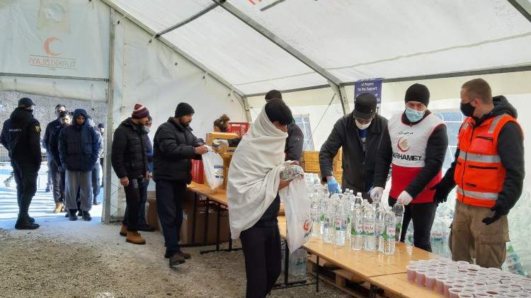 'Merhamet' podijelio migrantima u Bihaću novi kontingent pomoći