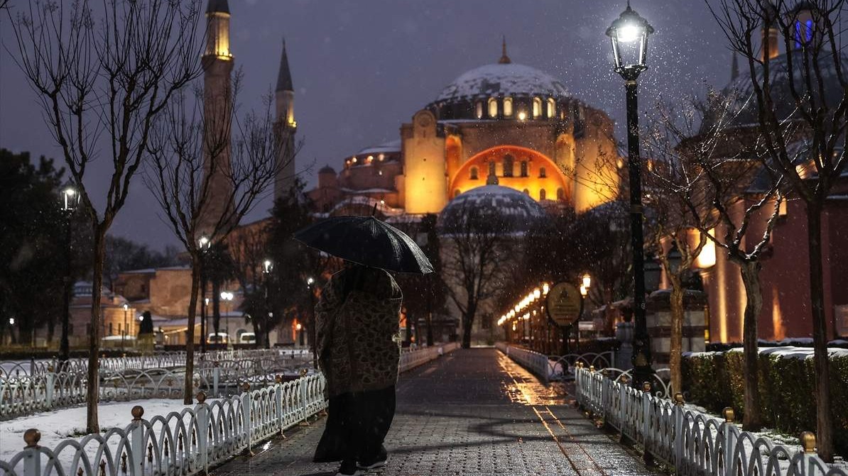 Istanbul: Zbog snijega obustavljena nastava, obilne snježne padavine se očekuju i naredna dva dana