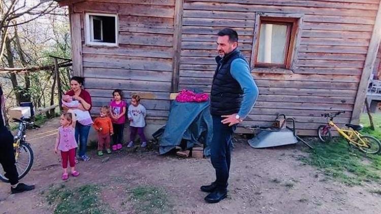 Ramić posjetio porodicu Mehić iz Bratunca: Šestočlana porodica dobit će novi dom