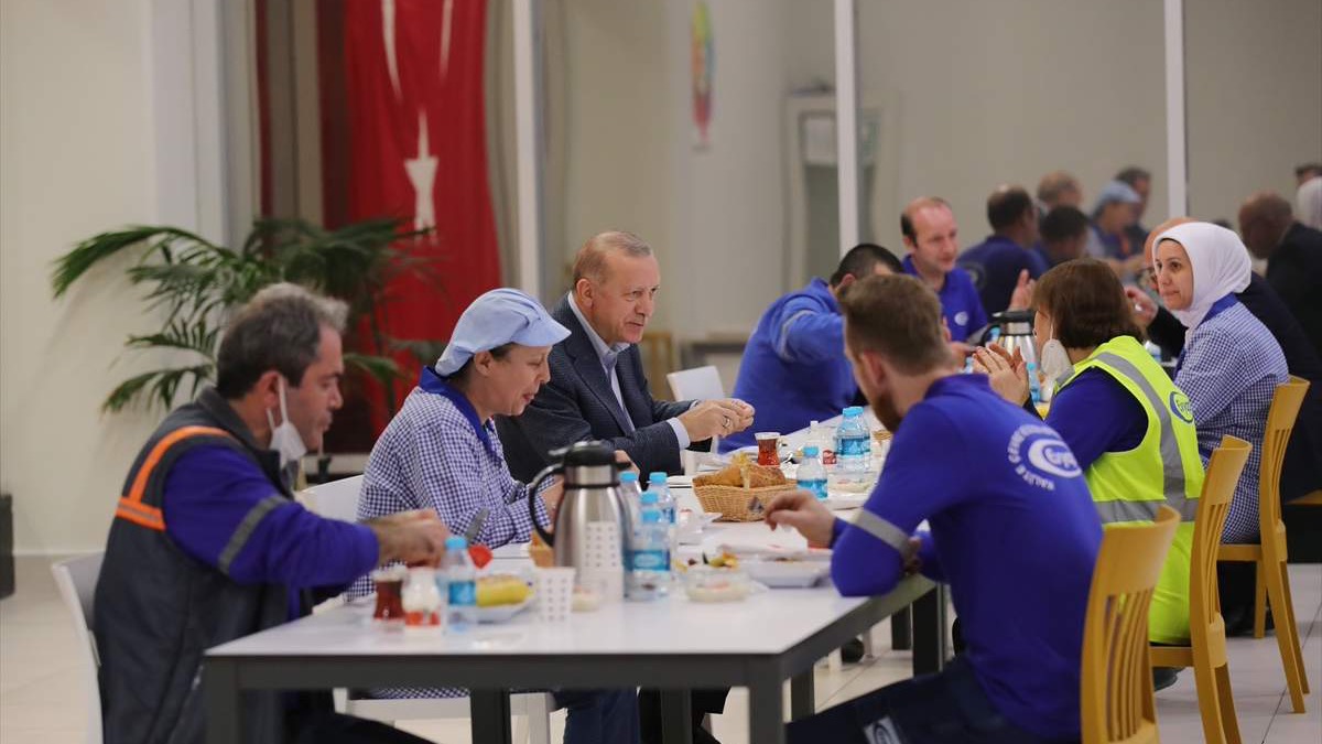 Erdogan na Praznik rada iftario zajedno sa radnicima