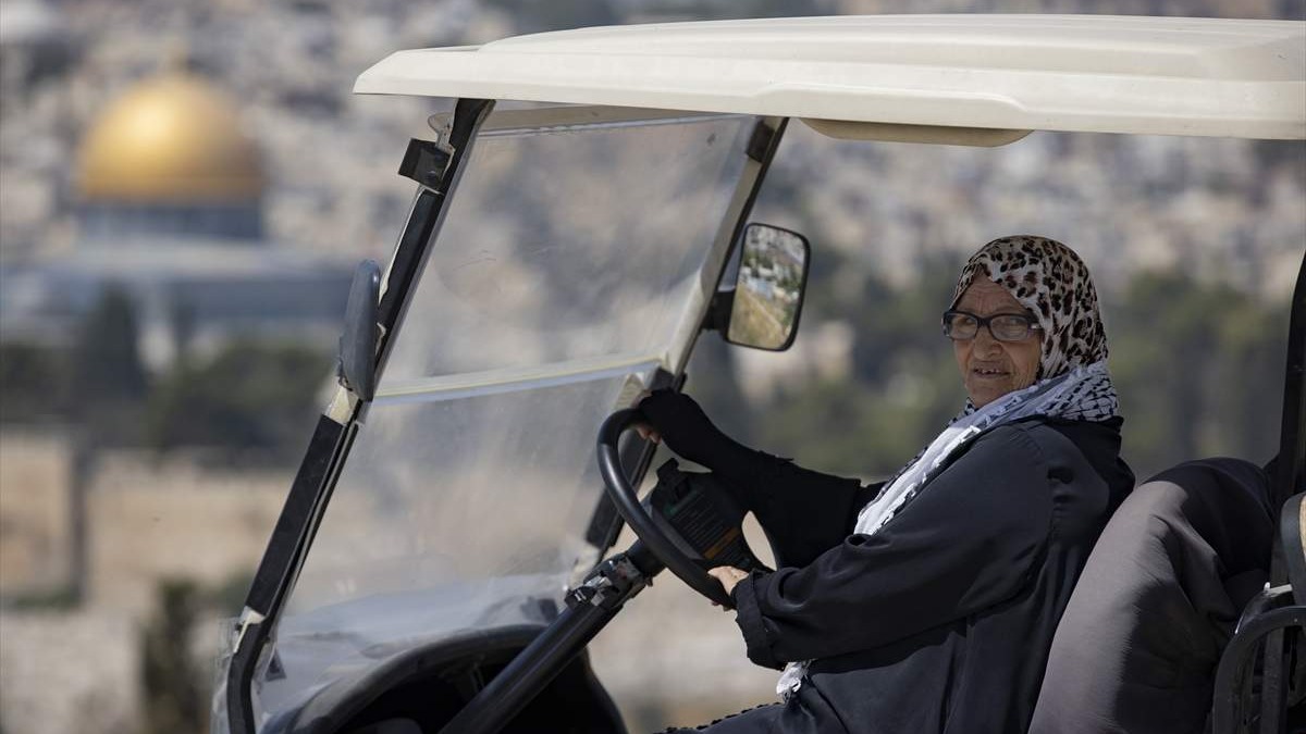 Šezdesetšestogodišnja Palestinka u malom autu prevozi starije do Al-Akse