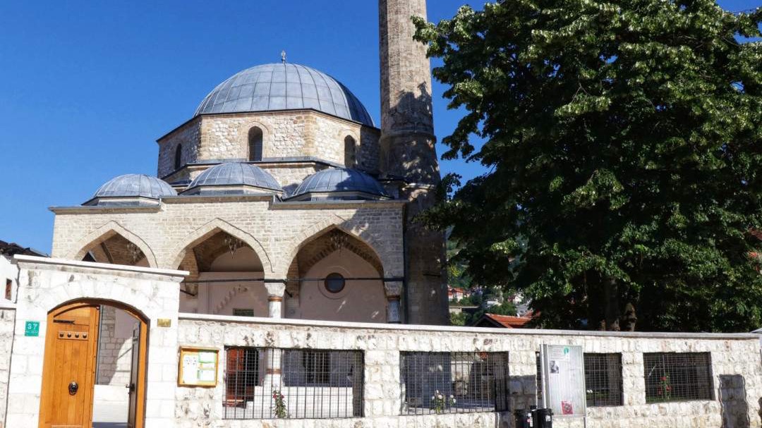 Svečano otvorenje Čaršijske džamije u Sarajevu, hutbu kazuje reisu-l-ulema