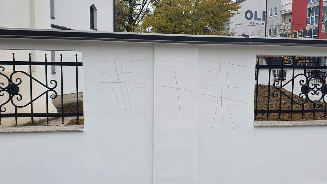 Bijeljina: Uvredljivi grafiti na ogradi Salihbegović džamije