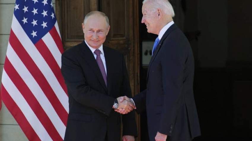Kremlj ne očekuje pomake u razgovorima Putina i Bidena, poziva na smirenost