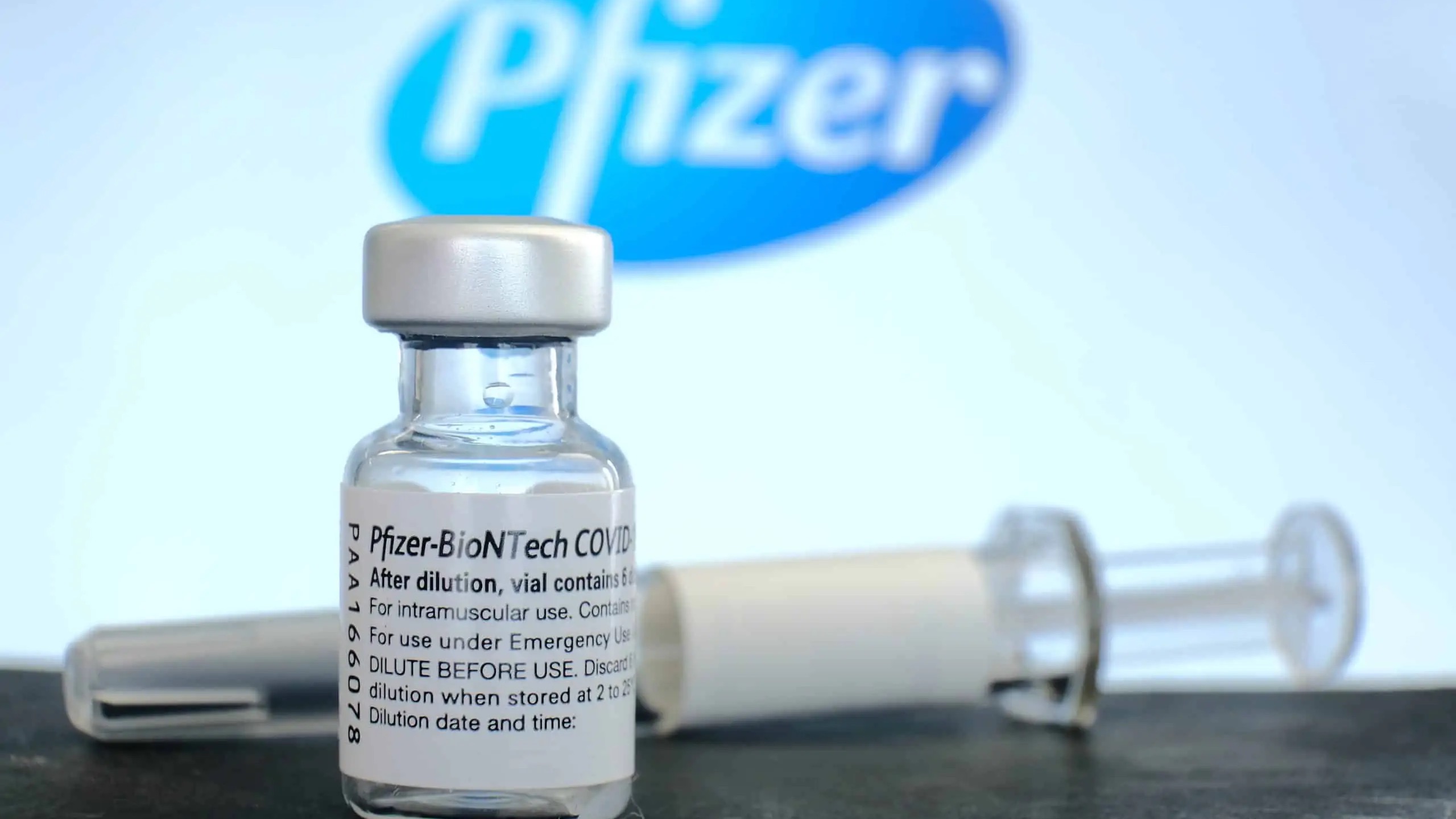 Pfizer i BioNTech: Tri doze vakcine neutrališu omikron