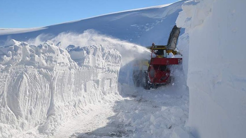 Turska: Visina snježnog pokrivača i do četiri metra, intenzivni radovi na čišćenju puteva