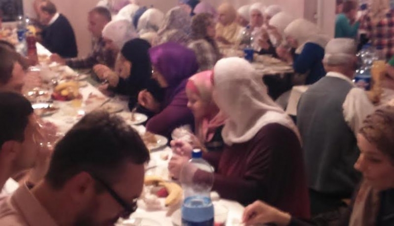 Srebrenik : Zajednički iftar u džematu Cage
