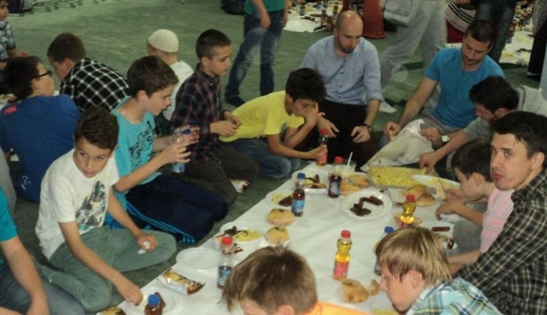 Tuzla: Džamija Kralj Abdullah: Omladinsko-dječiji iftar