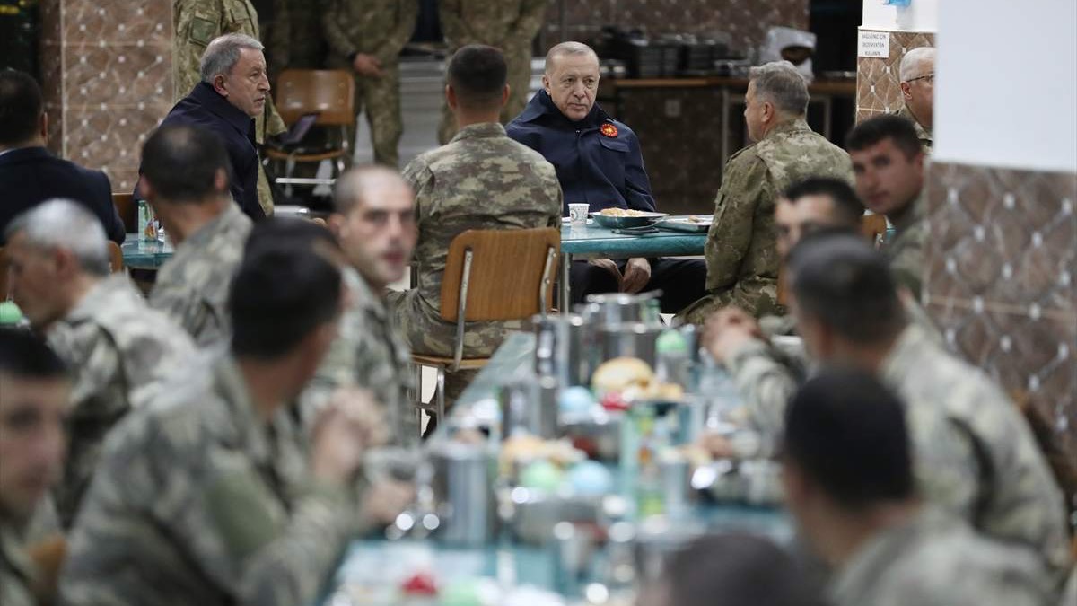 Erdogan iznenadnom posjetom prisustvovao zajedničkom iftaru s vojnicima na jugoistoku Turske