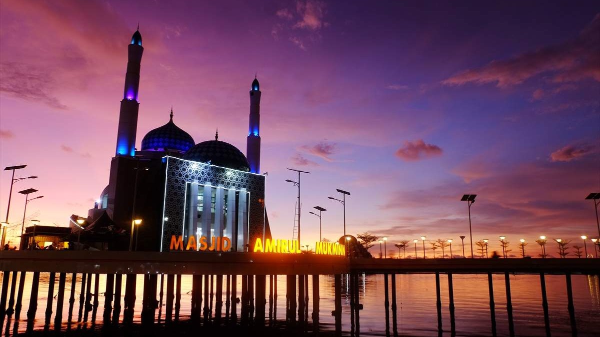 Plutajuća džamija u Indoneziji privlači veliku pažnju prolaznika i turista
