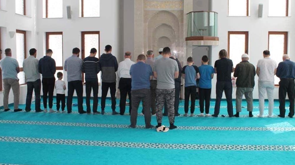 Tepih kao u Aja Sofiji: Džamija u mostarskom Gornjem Zaliku ramazanski poklon džematlijama
