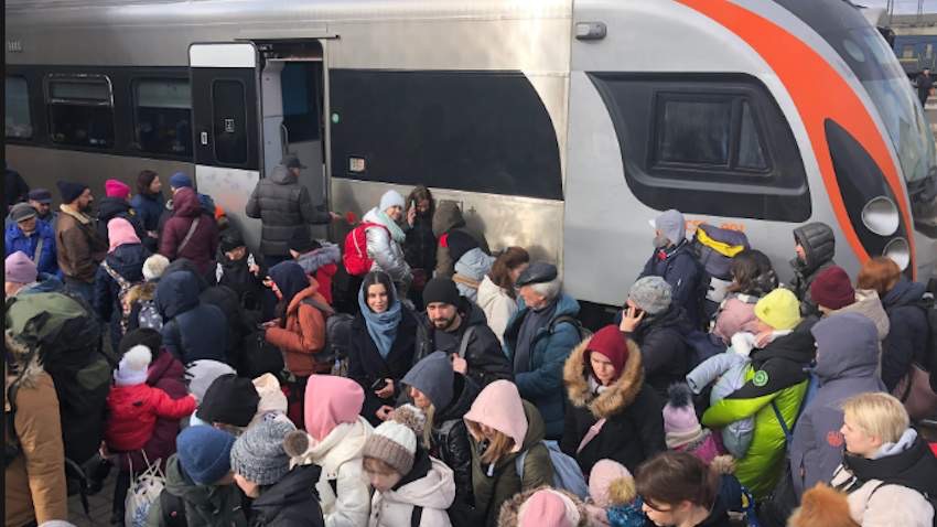 Na željezničku stanicu u Lavovu i dalje pristižu izbjeglice iz svih dijelova Ukrajine