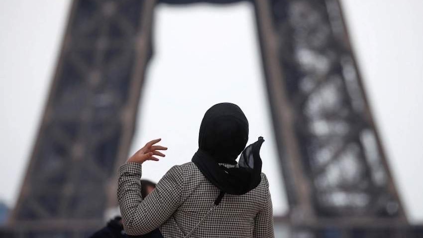 Francuska: Muslimanki nije dozvoljen ulazak u restoran jer "nosi odjeću iz mračnog vremena"